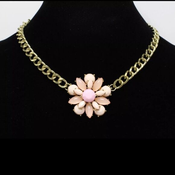 Gold Tone Curb Chain Necklace with Peachy Pink Flower Pendant NWOT - Picture 1 of 2